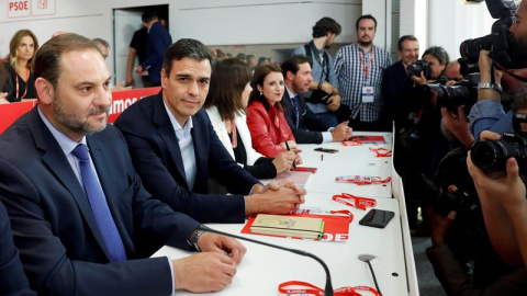 El secretario general del PSOE, Pedro Sánchez (2i), y el secretario de Organización, José Luis Ábalos (i), en la reunión del Comité Federal del PSOE. / EFE