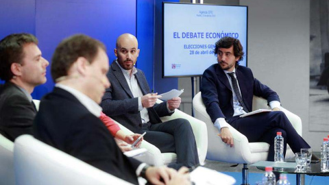 Los responsables económicos, del PP, Daniel Lacalle (2i); del PSOE, Daniel Fuentes (i); de Unidas Podemos, Nacho Álvarez (2d), y de Ciudadanos, Toni Roldán (d), durante el debate sobre asuntos económicos celebrado en la sede de la Agencia EFE. (Ángel