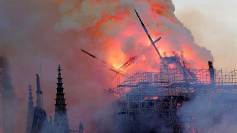 Las llamas arrasan Notre Dame. (IAN LANNGSDON | EFE)