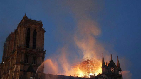 Aspecto general del devastador incendio en París. (EFE)