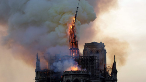 Momento en que se desploma la aguja de la catedral. GEOFFROY VAN DER HASSELT/ AFP