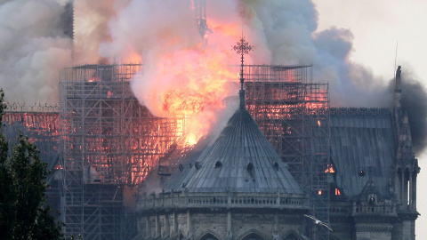 Brutal incendio en la catedral de Notre Dame. EFE