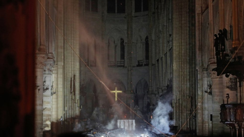 Interior de la catedral de Notre Dame tras el incendio. El altar está rodeado de trozos de madera carbonizada. PHILIPPE WOJAZER/ REUTERS