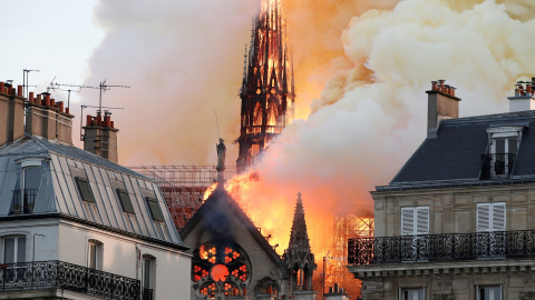 El humo se agita cuando el fuego envuelve la aguja de la catedral de Notre Dame. / Reuters