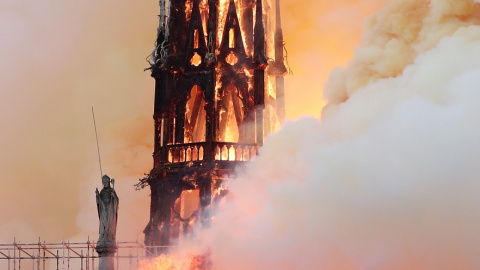 El humo se agita cuando el fuego envuelve la aguja de la catedral de Notre Dame. / Reuters