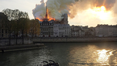 Salidas de humo de la catedral de Notre Dame durante el incendio. / Reuters