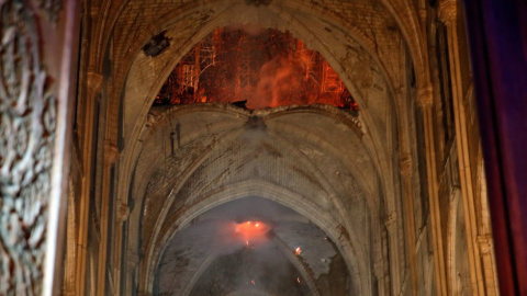 Interior de la catedral donde se aprecia el agujero que ha dejado la destrucción del pináculo. PHILIPPE WOJAZER REUTERS