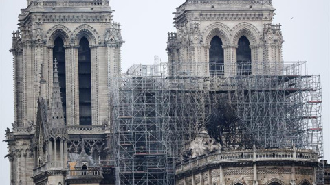 Vista de uno de los andamios destruidos por las llamas en la fachada de la catedral de Notre Dame, este martes en París. /  Ian Langsdon (EFE)