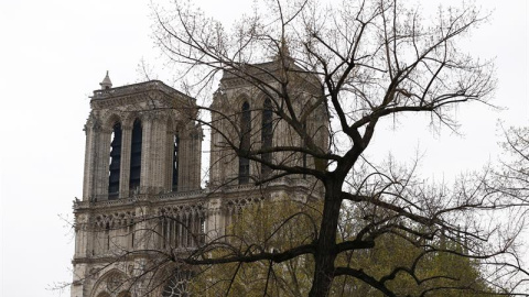 Francia evalúa los daños sufridos por la catedral de Notre Dame de París, devastada por un incendio cuyo origen es todavía desconocido y está siendo investigado por la Justicia. / Ian Langsdon (EFE)