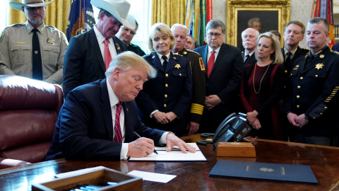 El presidente de los Estados Unidos, Donald Trump, firma el veto a una medida del Congreso que quería para poner fin a la declaración de emergencia en la Casa Blanca en Washington. / REUTERS -  JONATHAN ERNST