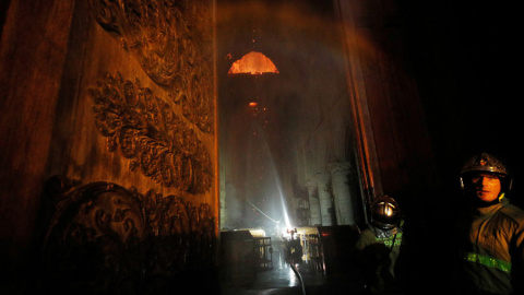 Bomberos en la entrada de la catedral de Notre Dame este lunes. REUTERS/Philippe Wojazer