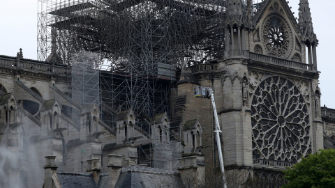 Bomberos trabajan en la catedral de Notre Dame. - REUTERS