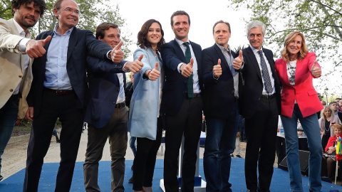 El torero Miguel Abellán, el presidente del Senado, Pio Garcia Escudero; el candidato a la alcaldia de Madrid, José Luis Martínez- Almeida; la candidata a la Comunidad de Madrid, Isabel Diaz Ayuso;el presidente del PP, Pablo Casado; Daniel Lacalle y Ad