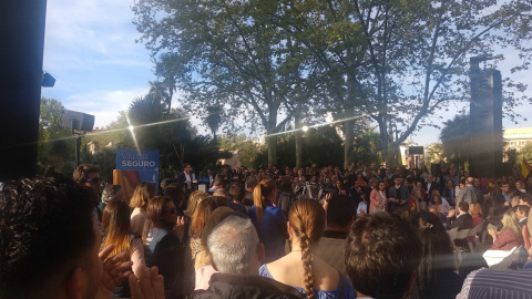 16/04/2019 - Asistentes al acto del PP en el Templo de Debod (Madrid). / MARTA MONFORTE JAÉN - PÚBLICO