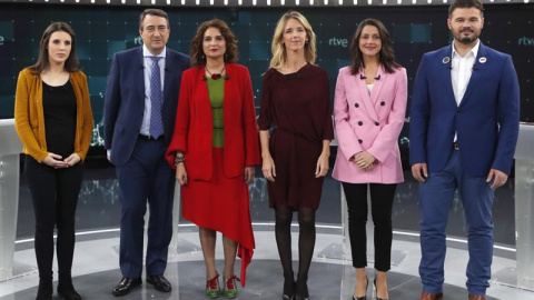 Irene Montero (Unidas Podemos), Aitor Esteban (PNV), Maria Jesús Montero (PSOE), Cayetana Álvarez de Toledo(PP), Inés Arrimadas (Ciudadanos) y Gabriel Rufian (ERC),i-d, poco antes del debate electoral que protagonizaron esta noche en TVE. EFE/Javier Li