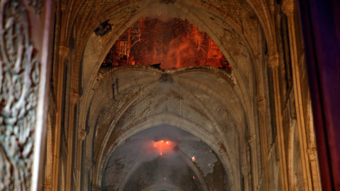 Imagen de las llamas devorando el techo de la catedral. PHILIPPE WOJAZER / POOL / AFP