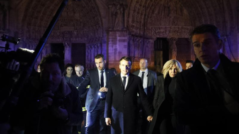 El presidente de Francia, Emmanuel Macron, y su esposa Brigitte Macron  visitan a los bomberos que intentan apagar el incendio en la catedral de Notre Dame. YOAN VALAT (EFE)