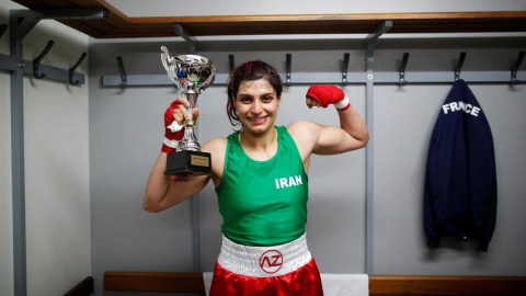 La boxeadora iraní, Sadaf Khadem, posa en el vestuario tras ganar la pelea contra la francesa Anne Chauvin / Reuters