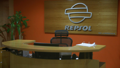 El logo de Repsol en sus oficinas en Caracas. REUTERS/Carlos Garcia Rawlins