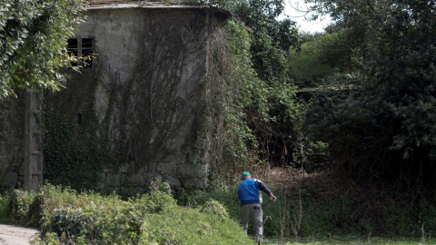 Un hombre trabaja en un jardín en Lugo, Galicia. EFE/ Eliseo Trigo