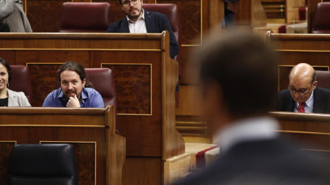 El líder de Unidos Podemos, Pablo Iglesias, en su escaño, escucha la respuesta del presidente del Gobierno en una sesión de control al Gobierno. E.P.