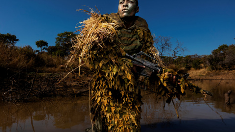 'Akashinga, las valientes', es una de las seis finalistas al premio World Press Photo 2019. Brent Stirton fotografía a una miembro de una unidad contra la caza furtiva en Zimbabue. / Getty Images - Reuters