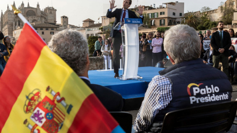 El presidente nacional del Partido Popular y candidato a la Presidencia del Gobierno, Pablo Casado interviene durante un mitin en Palma de Mallorca. EFE/CATI CLADERA