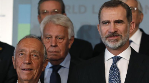 20/02/2019.- El Rey Felipe VI, el presidente de Portugal Marcelo Rebelo de Sousa (i), y el expresidente del gobierno Felipe González (c), durante la fotografía de familia en el Congreso Mundial de Derecho que se celebra en Madrid.- EFE/Javier Lizón.