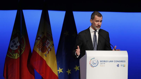 20/02/2019.- El rey Felipe, durante su intervención en la sesión de clausura del XXVI Congreso Mundial de Derecho que ha reunido en Madrid a unos 2.000 juristas. Felipe VI ha advertido este miércoles que "no es admisible apelar a una supuesta democraci