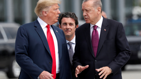 El presidente turco Recep Tayyip Erdogan habla con el presidente estadounidense Donald Trump durante la última cumbre de la OTAN en Bruselas. REUTERS/Kevin Lamarque