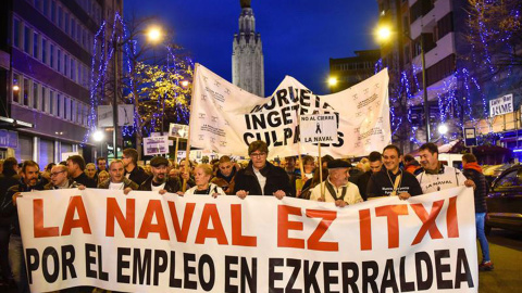 Un momento de la manifestación que ha recorrido esta tarde las calles de Bilbao, en protesta contra el proceso de liquidación de los astilleros de La Naval de Sestao.- EFE