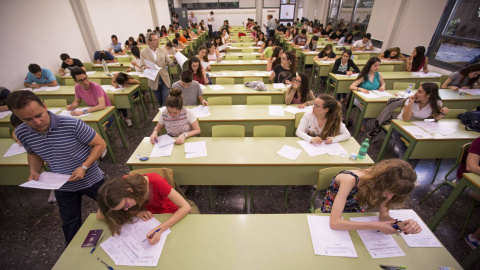 Alumnos de instituto realizan la Prueba de Acceso a la Universidad. EFE / MANUEL BRUQUE