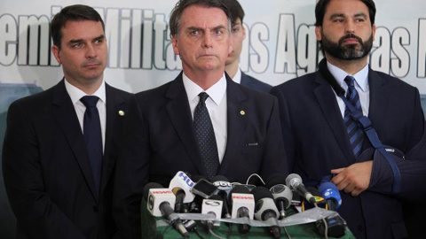 El presidente electo de Brasil, Jair Bolsonaro, ofrece una rueda de prensa después de participar en una ceremonia de graduación de oficiales en la Academia Militar de Agulhas Negras.- EFE