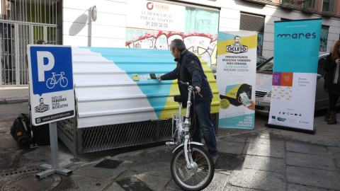 Un usuario del bicihangar se dispone a guardar su bibicleta. Foto Ayhuntamiento de Madrid.