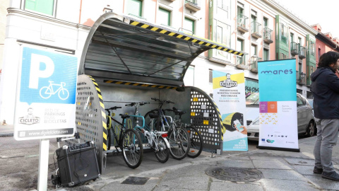 Interior del bicihangar, con varias bicicletas aparcadas. Foto Ayuntamiento de Madrid.