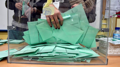 02/12/2018.- Recogen papeletas de una de las urnas del colegio electoral de Ciavieja, en el municipio almeriense de El Ejido, tras su cierre a las 20.00 horas. La votación en las elecciones regionales de Andalucía ha concluido, aunque el recuento se dem