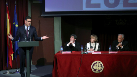 El presidente del Gobierno, Pedro Sánchez (i), interviene ante el director de Propiedad Intelectual de PRISA, José Manuel Gómez Bravo (2i); la presidenta del Consejo de Estado, María Teresa Fernández de la Vega (2d); y el presidente del Ateneo, Césa