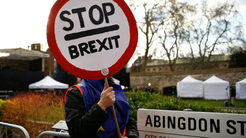 20/02/2019.- Un hombre se manifiesta en contra del brexit al lado del Parlamento británico. REUTERS/Henry Nicholls