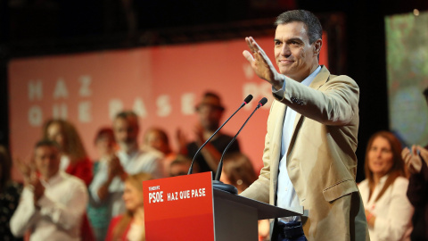 13/04/2019.- El presidente del Gobierno, Pedro Sánchez, participa en un acto de campaña electoral del PSOE en el Centro de Congresos Pirámide de la localidad tinerfeña de Arona. EFE/ Cristóbal García