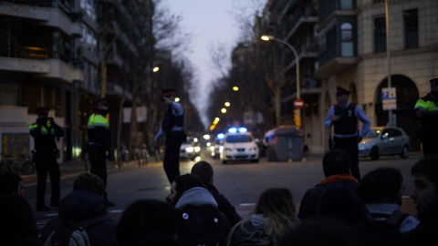 Tall a primera hora del matí davant l'escola Ramon Llull pel 21-F. JOEL KASHILA