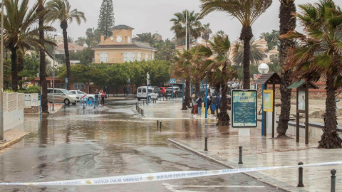 Vista de una calle cortada a causa de las lluvias registradas en la últimas horas en Xábia. / Manuel Bruque (EFE)