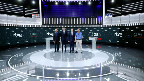 Pablo Casado (PP), Pedro Sanchez (PSOE), Albert Rivera (Ciudadanos) y Pablo Iglesias (Unidas Podemos), posan entes del comienzo del debate electoral en TVE. REUTERS/Sergio Perez