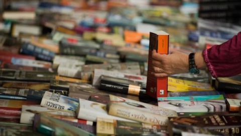 Un puesto de libros en Sant Jordi. ENRIC FONTCUBERTA | EFE)