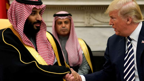 El príncipe heredero saudí saluda a Donald Trump durante una visita a la Casa Blanca. (ARCHIVO | REUTERS)