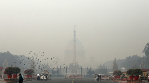 El palacio presidencial Rashtrapati Bhavan en la India apenas se aprecia por el smog que cubre el cielo. / Reuters