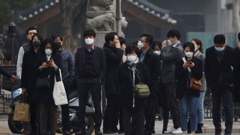 Varias personas obligadas a llevar máscara para no respirar el aire contaminado en Seúl, Corea del Sur. / Reuters