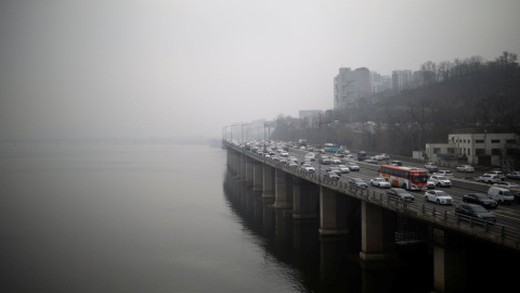 Los vehículos avanzan por una carretera en mitad de la contaminación en Seúl. / Reuters