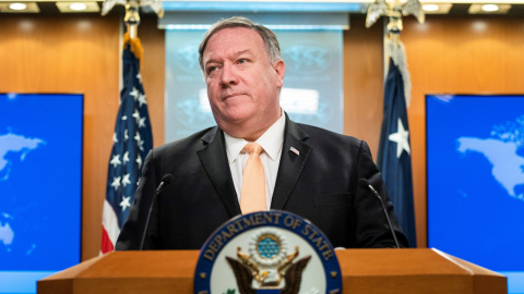 El secretario de Estado estadounidense, Mike Pompeo, ofrece una rueda de prensa en Washington en la que anuncia  el fin de las exenciones para la compra de petróleo iraní. EFE/ Jim Lo Scalzo