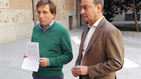 Fernando Martínez Vidal, junto a Martínez-Almeida. EUROPA PRESS