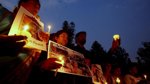 Miembros de varias organizaciones no gubernamentales sostienen velas en conmemoración de las víctimas de los atentados de Sri Lanka. EFE